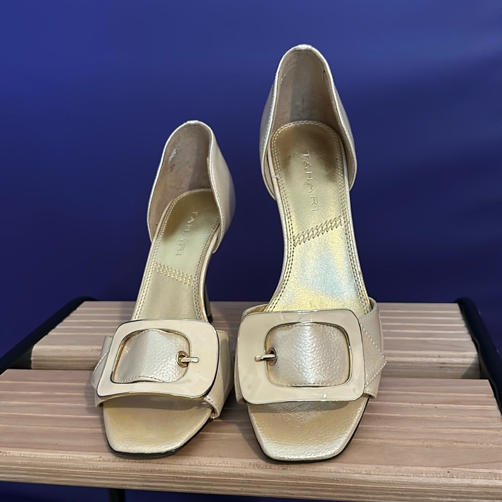 TAHARI cream/ gold/ pastel yellow peep toe heels Women’s size 6M. Worn once.